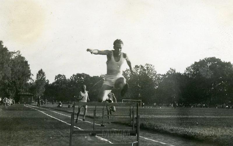 KKE 3451.jpg - Bieg przez Płotki. Mistrzostwa Ziem Odzyskanych w Szczecinie, Jan Rutkowski, Szczecin, 1947 r.